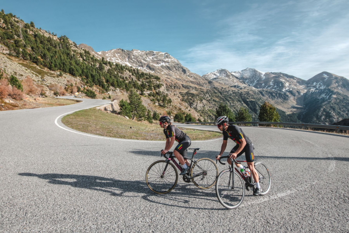 Course cycliste dans les Alpes Course cycliste dans les Alpes